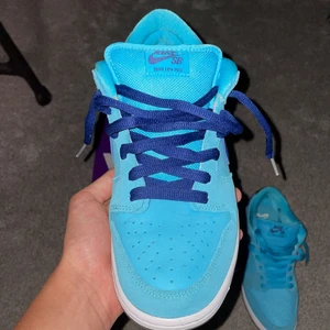 Nike SB dunk low pro (blue fury) - Strl 44,5. Skick 9/10 Köptes ca 1,5 år sen använda typ 7 gånger max. Skriv om du vill ha mer bilder. Du betalar frakt