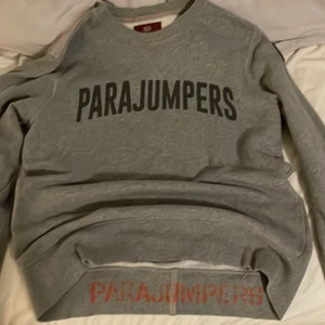 Parajumper crewneck - Strl L. Skick 9/10 kanske, inga flaws Köpt för 1800 Pris okänt buda vad du känner