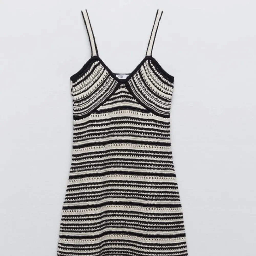 Supersnygg slutsåld klänning från Zara. Aldig använd och lapparna kvar💞. Klänningar.