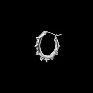 Maria Nilsdotter mini spike hoop - Ett mini spike hoop örhänge från Maria Nilsdotter, bra skick. Säljer för att det tyvärr inte kommer till användning. Nypris 1695kr