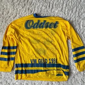 Tre Kronor Signerad Hockey tröja vm 1998 - Alla Autografer från Svenska Hockey Landslaget 1998 handskrivna. Sveriges bästa vm trupp någonsin ?. Vad sägs om autografer från bl.a Peter Forsberg,Mats Sundin,Daniel Alfredsson mm.