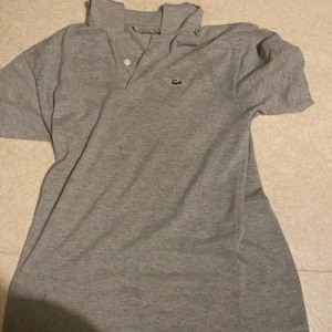 Lacoste tröja - Lacoste tröja köpt för 700 säljs billigt för har växt ut tröjan 