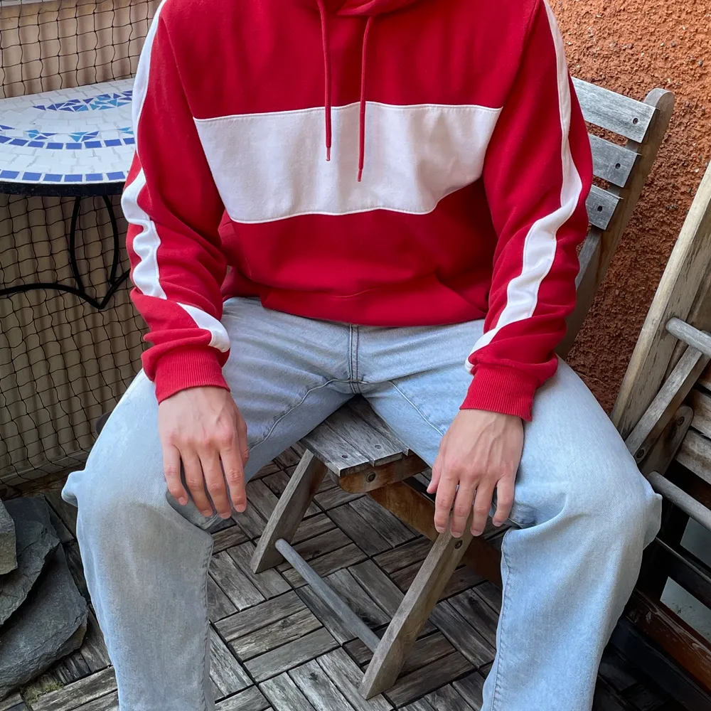 En vanlig röd hoodie med vita detaljer i storlek M. Hoodies.