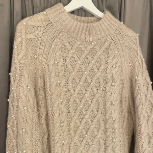 Stickad tröja st S - Jättefin o skön tröja. Aldrig använd. Fick den i julklapp och den är inte riktigt min stil där av säljer jag den