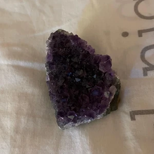 Rå ametsit - Äkta. Köpt för 150kr på viabrazil. Frakt tillkommer