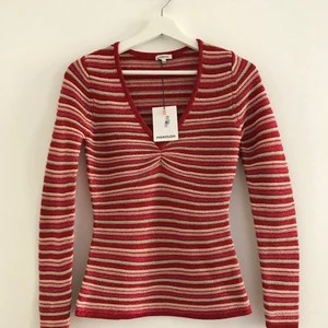 Ny stickad topp från Manoush prislapp kvar - Långärmad topp i stickad metalltråd från Manoush, helt oanvänd med alla lappar kvar. Nypris 2100 kr. Storlek S, men motsvarar XS. Kan sälja till lägre pris om du köper fler grejer från mig :) Säljer mycket designerkläder och accessoarer.