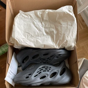 Yeezy foam runner onyx  - ⚫️ Yeezy foam runner onyx ⚫️ Storlek: 44,5eu/11us Pris:2000kr kan också tänka mig att byta 