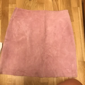 Cool mocka kjol  - Äkta mocka mini kjol med dragkedja och foder i samma nyans. Uppskattad storlek 40. Använd 2 ggr. Hel ren snygg!