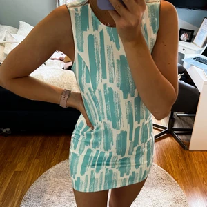 Kort tight klänning  - Denna klänning är köpt i London från ett märke som heter Tree. Det är en tight klänning med stretch så den passar alla. Den sätter sig otroligt fint på kroppen och är i en ljus blå färg. Använd endast en gång. Storlek S men passar även XS.