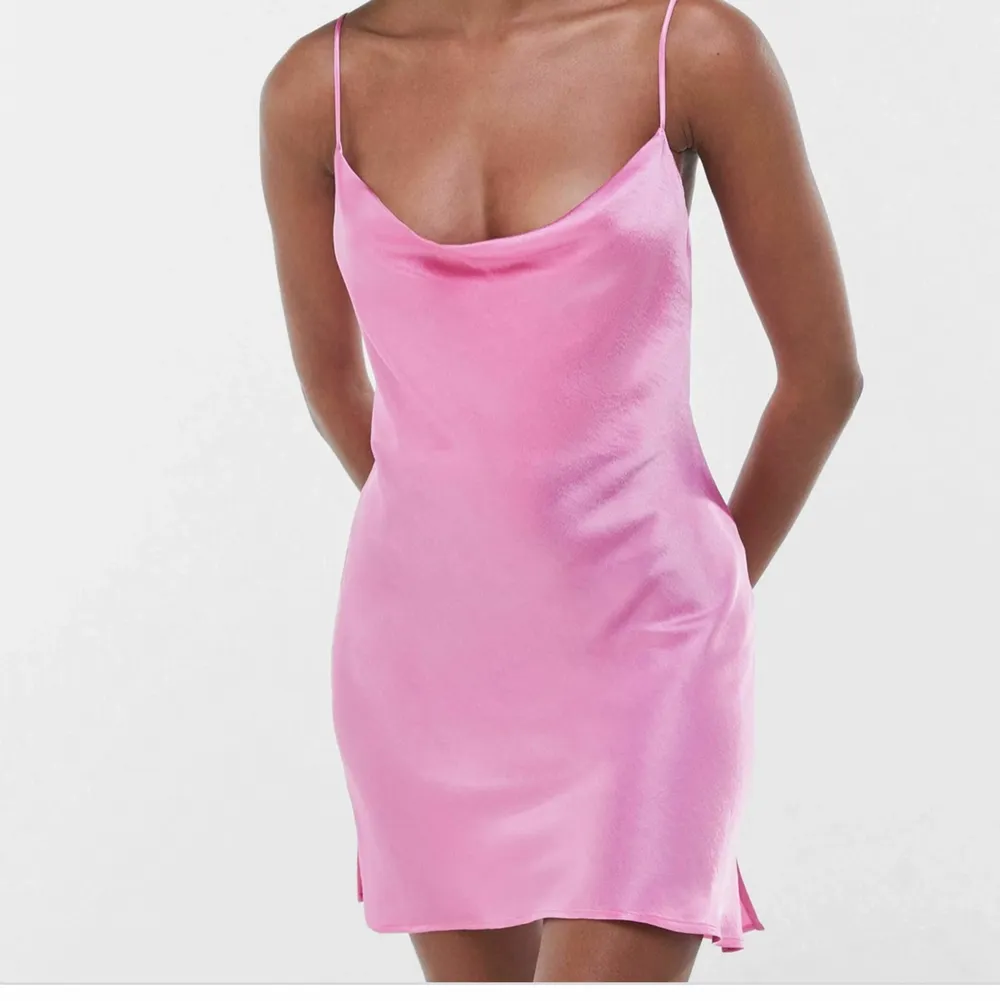 Säljer denna rosa, fina klänning ifrån Bershka i storlek M. Kort modell och justerbar i längd vid axlarna. Använd 2 ggr. Klänningar.
