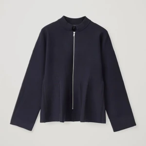 Cos jacka - Säljer denna marinblåa cos jacka som inte kommer till användning längre, använd ett fåtal gånger och är i fint skick!🤍 nypris 900kr🤍 du frakt är ej inräknad!🤍 säljer en vit också likadan