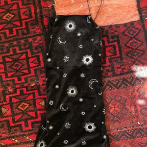 Klänning med rymdmönster - Sammetsimmitering och slutar en liten bit ovanför knäna på mig som är 159 cm. Fint skick.