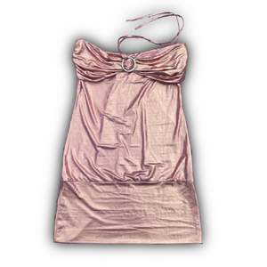 Så snygg halterneck klänning från ett av mina favorit 00tals märken ’Rise’! Den ser guldig ut men den är för det mesta rosa, skiftar i färg beroende på ljus! Storlek UK 12 vilket är M. Passar bra på mig som är XS! 70cm lång, väldigt stretchig💋