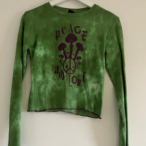 Långärmad topp Urban Outfitters - Fin långärmad topp från Urban Outfitters, använd 1 gång, storlek M :)