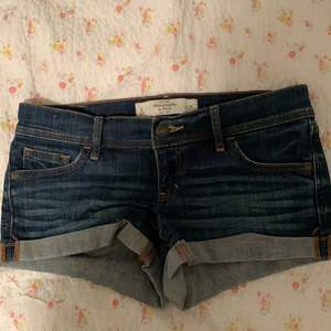 Abercrombie & Fitch denim shorts i storlek 25, low rise . Mycket bra skick,aldrig använda.