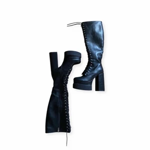 Lamoda over knee heels  - Helt nya lamoda skor. Fick dubbletter därför säljer jag dem. Nypris 800 kr  Priset kan diskuteras💕 