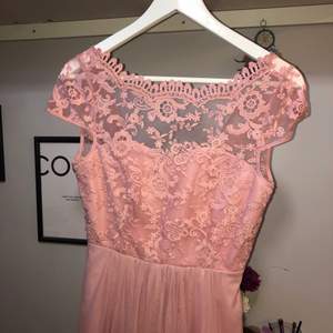 Säljer denna fina klänning från märket VILA, då den har blivit för liten för mig💖 Endast använd en gång. Frakt kan variera beroende på pris. (Tryck INTE på köp nu)
