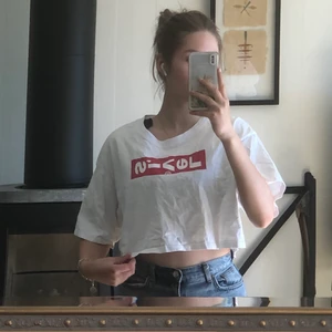 Croppad Levis tröja - Croppad Levis tröja nästan helt ny. Säljer för 75kr + frakt❤️ den är i storlek S. Skriv om du är intresserad🤍