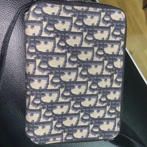 Dior axelväska - Köpte denna väska för 11000, säljer den för 6000kr.