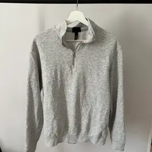 Tvär nice 1/4 sweatshirt med dragkedja från hm som tyvärr ha blivit för liten för mig, använd flitigt men i gott skick   (Alla saker på sista bilden ligger ute) 