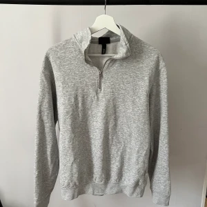 Hm sweatshirt - Tvär nice 1/4 sweatshirt med dragkedja från hm som tyvärr ha blivit för liten för mig, använd flitigt men i gott skick   (Alla saker på sista bilden ligger ute) 