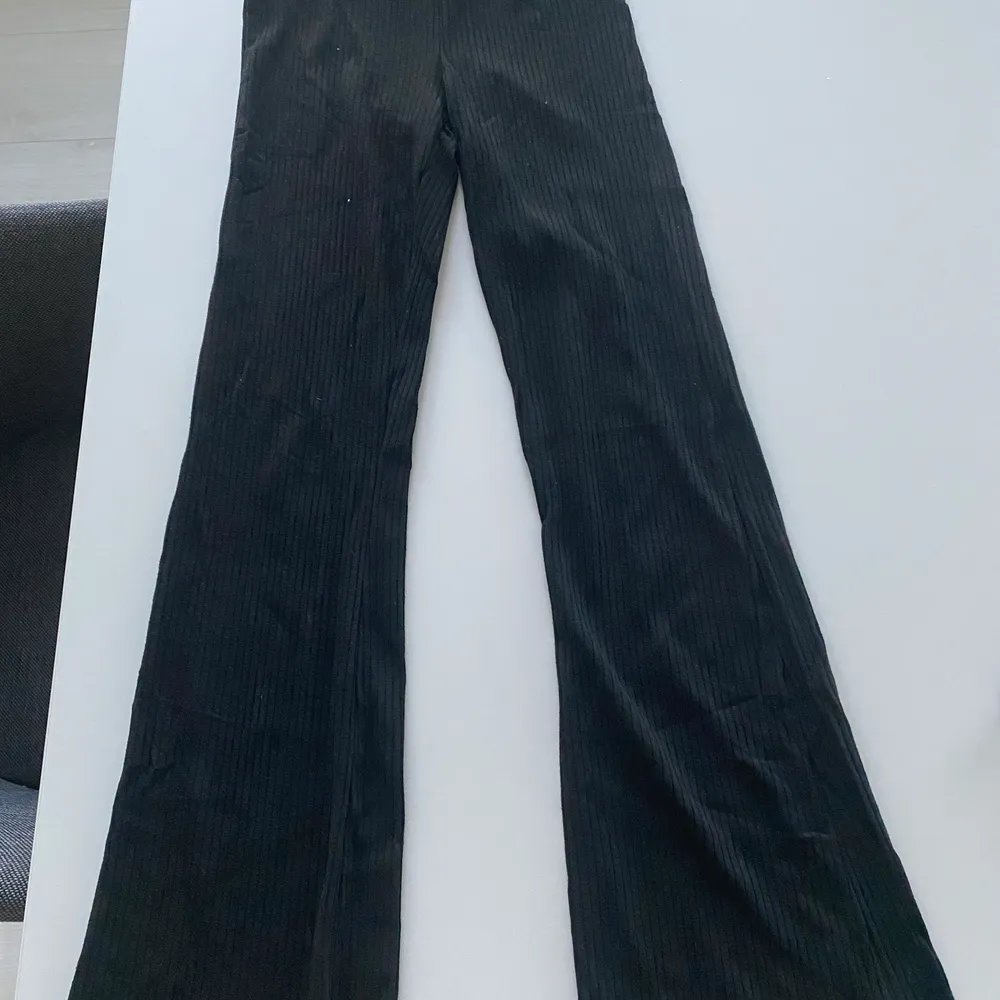 Dessa ribbade svarta byxor från HM köptes för 149kr och är ganska använda💖💘🥰men ändå ett fint skick. Säljer nu dom för 90kr+frakt(25kr)💖🥰😘☀️står att frakten kostar 29❌. Jeans & Byxor.