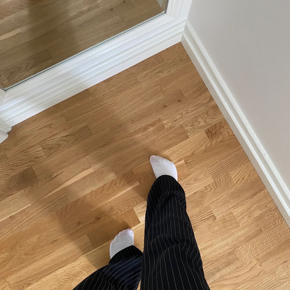 Jättefina randiga kostymbyxor från nakd i storlek 32, skulle dock säga att det är mer än 34/36. I nyskick!. Jeans & Byxor.