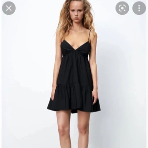 Zara kläning - Säljer denna sjukt snygga zara klänningen från förra året som inte går att köpa! Trendig och är perfekt till sommaren 