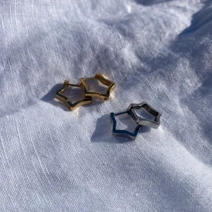 Starfall earrings - Starfall earrings är ett par väldigt trendiga men också populära örhängen hos oss som är tillverkade av rostfritt stål! Dessa tappar därför inte färg. 69:-  Standardfrakt 19:-