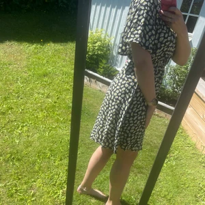 Søt kjole fra Junkyard - Veldig søt kjole med blommor fra Junkyard. Aldri brukt.