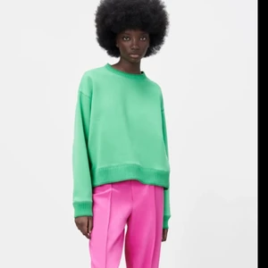 zara tröja - sweatshirt med virkade muddar. sitter otroligt snyggt och bekvämt. säljer då den inte kommer till användning. slutsåld på hemsidan💞pris kan diskuteras 