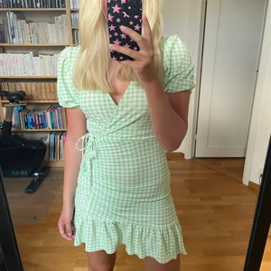 Volang klänning - Söt sommarklänning från Gina Tricot, använd en gång!🌸