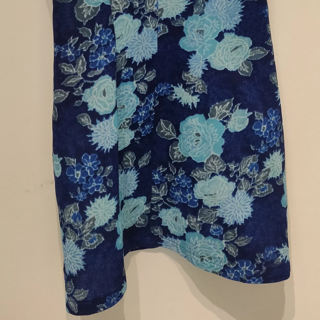 Blå vintage klänning med ett underbart mönster. - 90