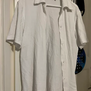 Weekday skjorta  - En kortärmad skjorta i skönt material.  Aldrig använd förutom testad.  Köpt förra året - nypris 400 Storlek - S  Frågor i PM 