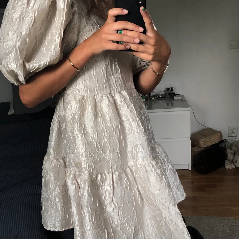 Riktigt fin och unik klänning, aldrig använd pågrund av för liten storlek. Klänningar.