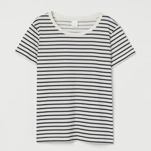 Randig tröja - Säljer denna randiga t-shirt från H&M i storlek M. Använd fåtal gånger och är i bra skick. Köpt för 49kr.