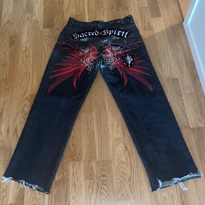 RAWBLUE Graphic Jeans  - As snygga graphic cowboy jeans från  RAWBLUE. Nice baggy passform, väldigt bra skick på dessa. Köpare står för frakt, ställ frågor om ni har några. 