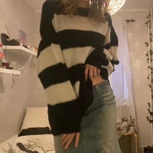 striped y2k sweater - sweatshirt i svart och vitt, väldigt sparsamt använd, passar S-L beroende på hur man vill att den ska sitta. Kontakta om du är intresserad eller har Möts helst upp men kan även frakta, då slår jag själv in paketet och betalning sker via swish❤️