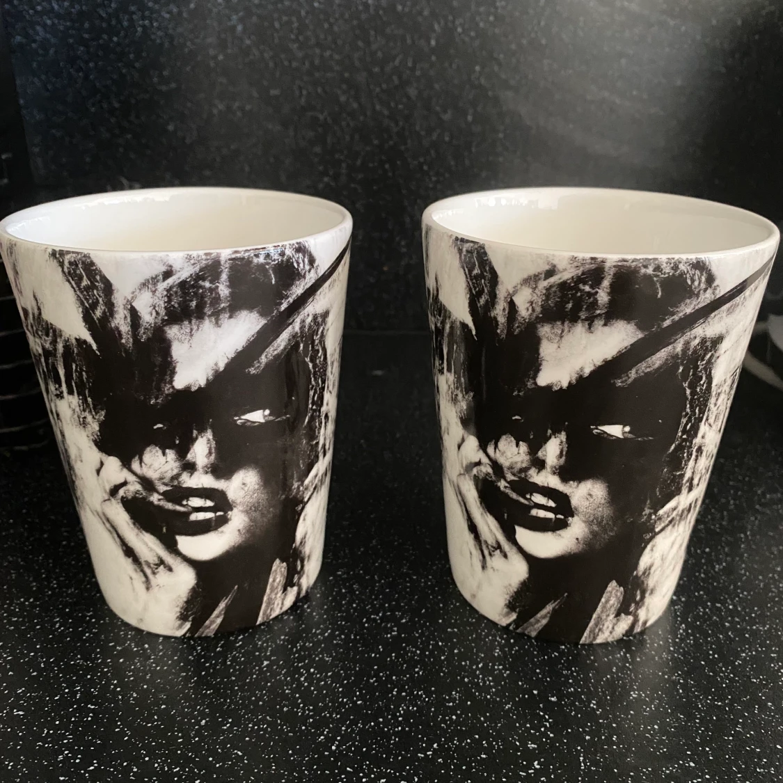 2 muggar Carolina gynning