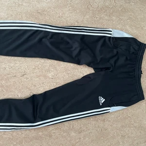 Adidas träningsbyxor - Svarta Adidas byxor i träningsmaterial. Storlek M.