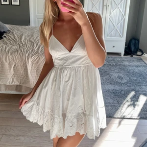 Poplinklänning - Jättefin sommarklänning från Zara. Köpt förra säsongen och använd 2-3 gånger, går inte att köpa på hemsidan längre. Nypris 399🥰