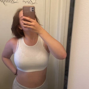 topp  - Jätte fin vit topp i bra kvalitet, men den sitter tyvärr lite tajts på mig vid brösten❤️