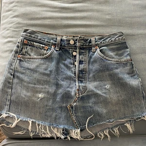 Levis Skirt - Levis 501 skirt in denim blue. Closed with buttons. Oversized fit. Short. Size W31.