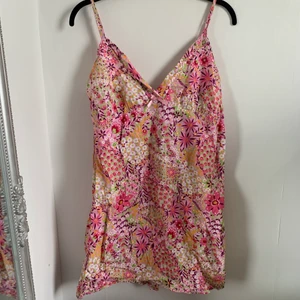 Blommig klänning - Sjukt snygg kort blommig klänning från damella of sweden🍒 Storlek M. Aldrig använd. Man kan justera banden och har stretchig tyg i ryggen.  Fraktkostnaden kan variera av olika skäl💞