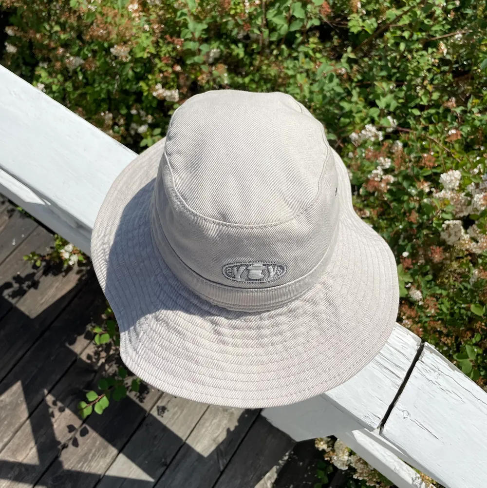 Säljer en beige Eytys Solhatt, väldigt bra skick. Perfekt för sommaren! Nypris 800kr. Storlek: Onesize.. Accessoarer.