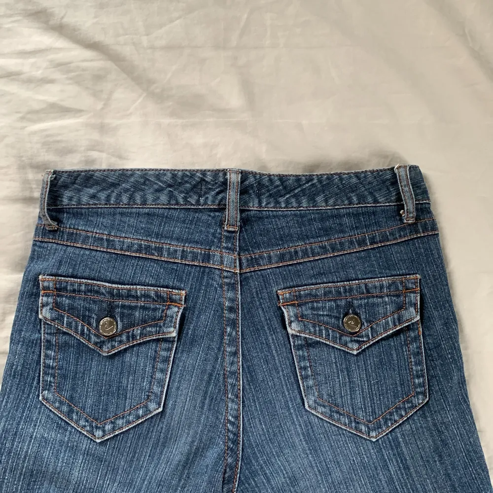 Lågmidjade jeans från märket CUE med jättesnygg Wash🤍 sprättat till en egen slits (skriv privat för bilder av det) Midjemått:39 tvärsöver innerbenslängd:82, jag är 168 och de funkar bra på mig (Har fler jeans uppe på min sida). Jeans & Byxor.