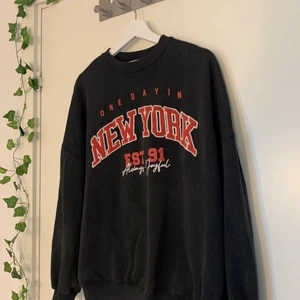 sweatshirt  - sweatshirt från pull & bear köpt i usa🫶🏻 oanvänd!💖