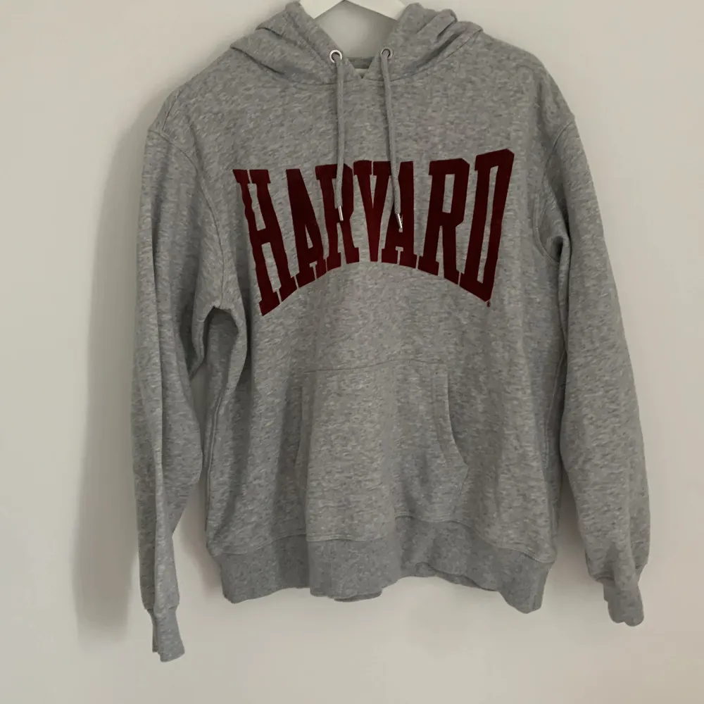 Lite använd Harvard huvtröja ifrån H&M. Huvtröjan är i fint skick. Det är en grå huvtröja med mörkröd text på framsidan, storlek L . Hoodies.