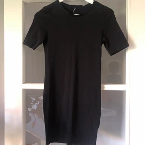 Svart t-shirt klänning - En svart enkel t-short klänning. Ganska kort.