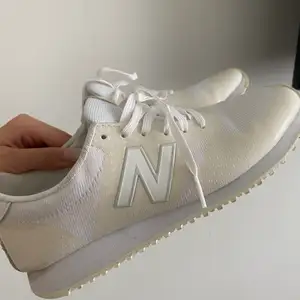 Vita New Balance skor, säljes pga för små, använda 1 gång, nyskick, strl 36.5 